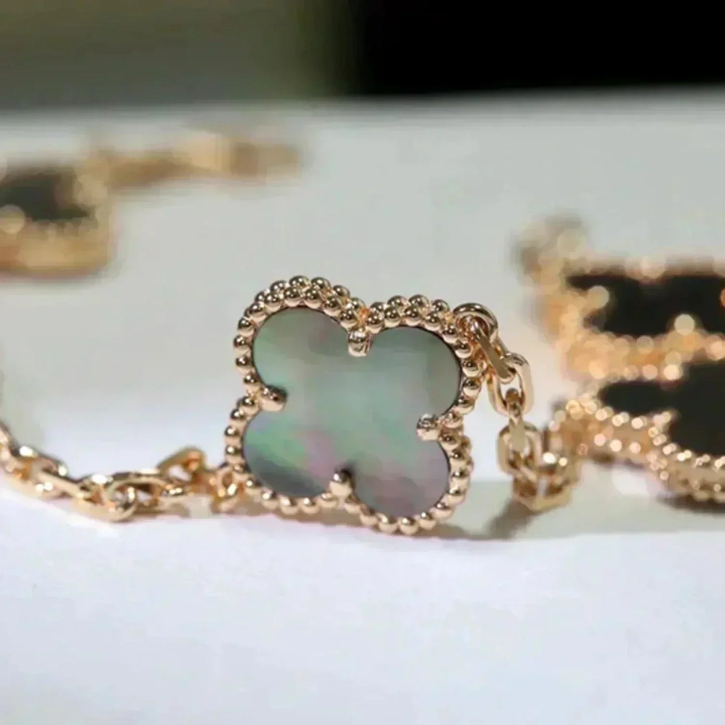 [BloomBling]CLOVER 5 MOTIF GRAY MOP  BRACELET