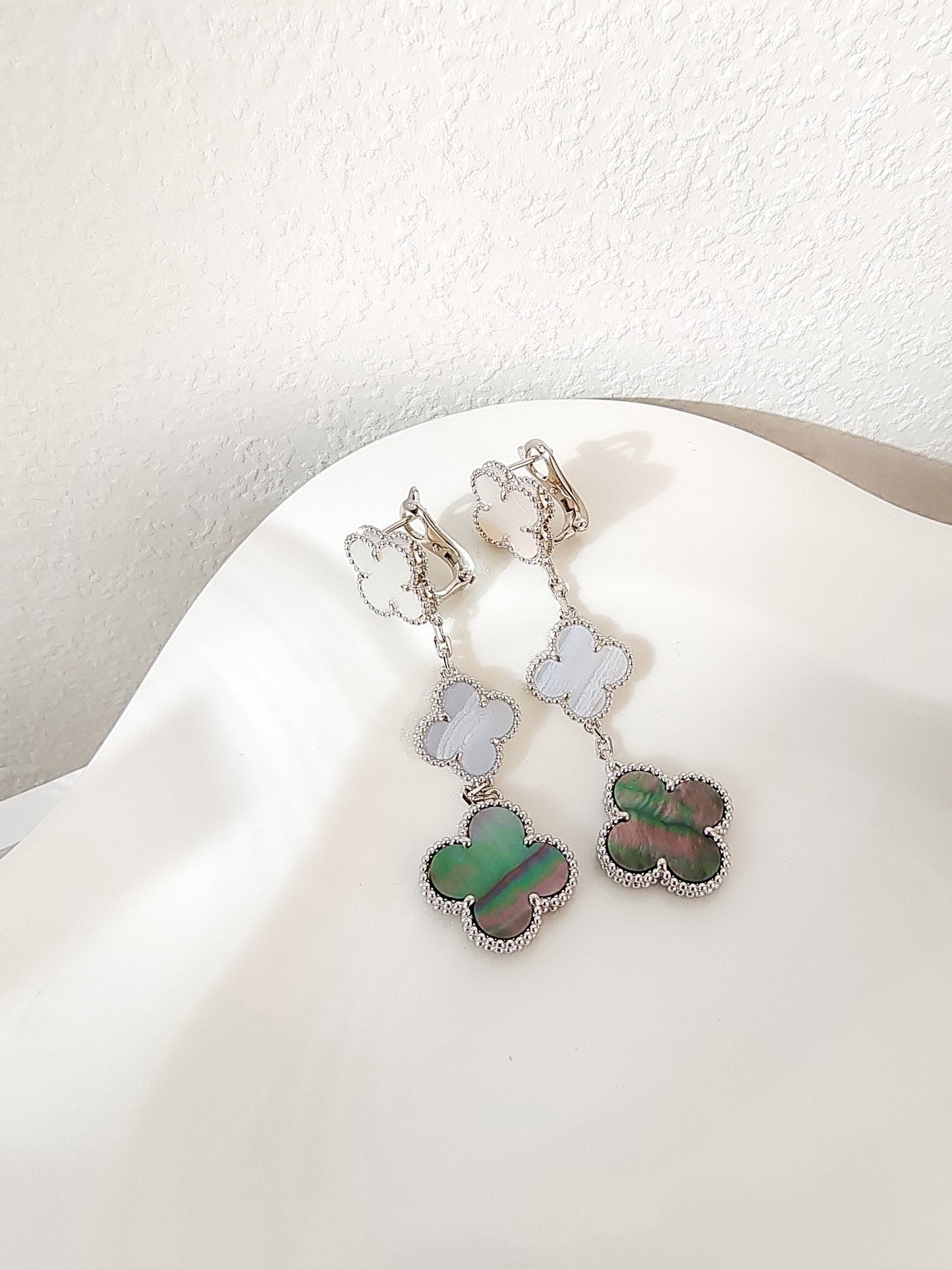 [BloomBling]CLOVER 3 MOTIFS CHALCEDONY DARK MOP SILVER EARRINGS