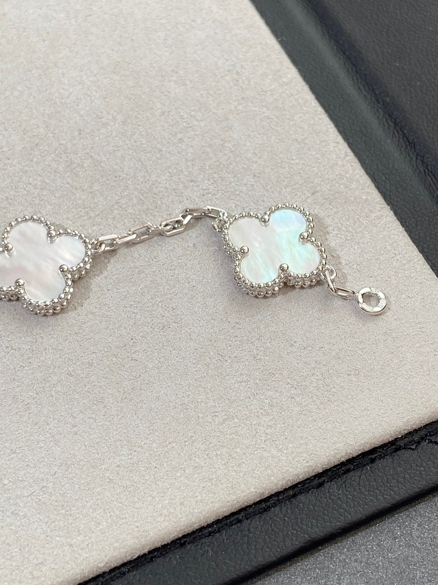 [BloomBling]CLOVER SILVER MOP 5 MOTIF BRACELET