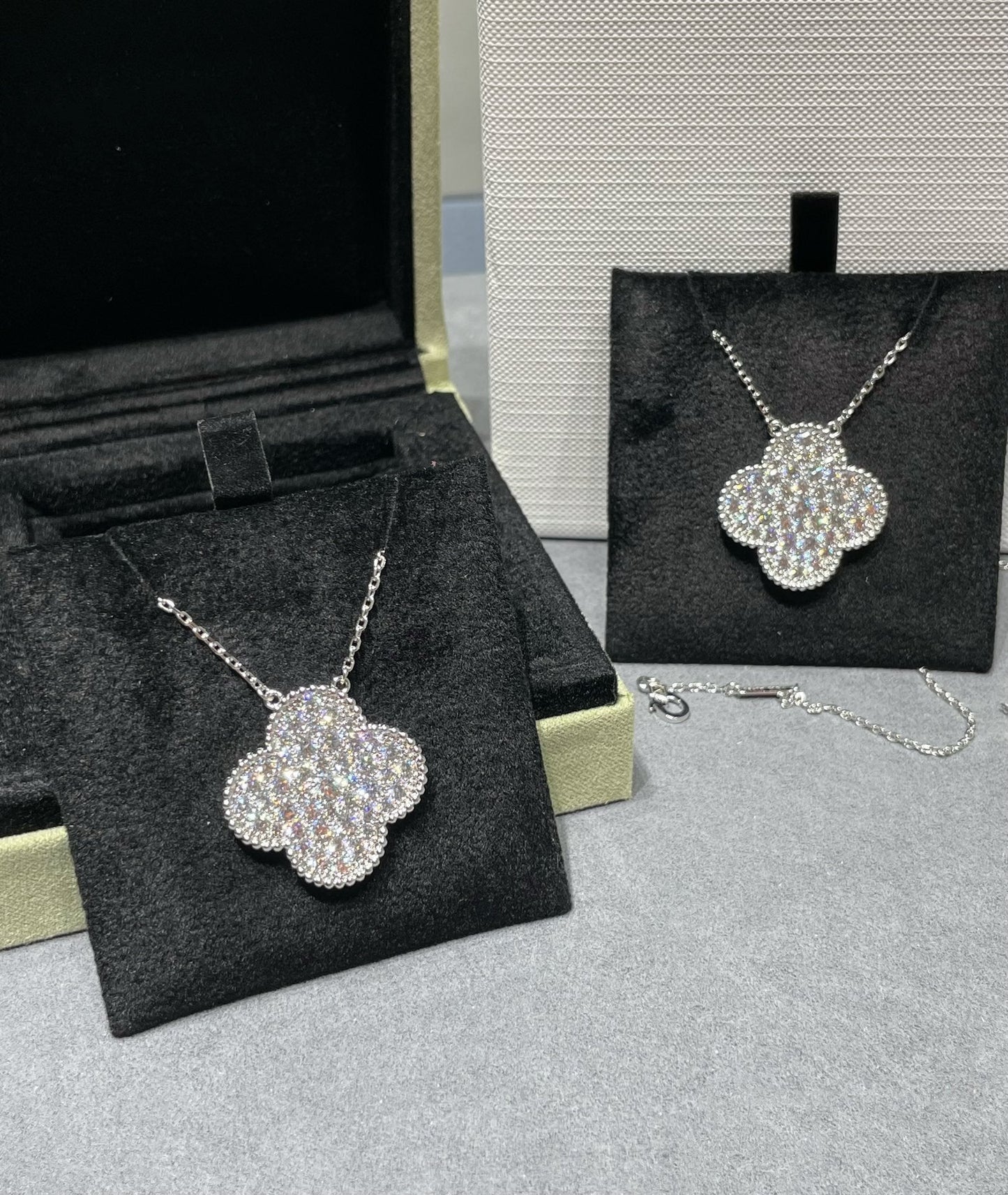 [BloomBling]CLOVER 25MM LARGE PENDANT DIAMOND PAVED SILVER NECKLACE