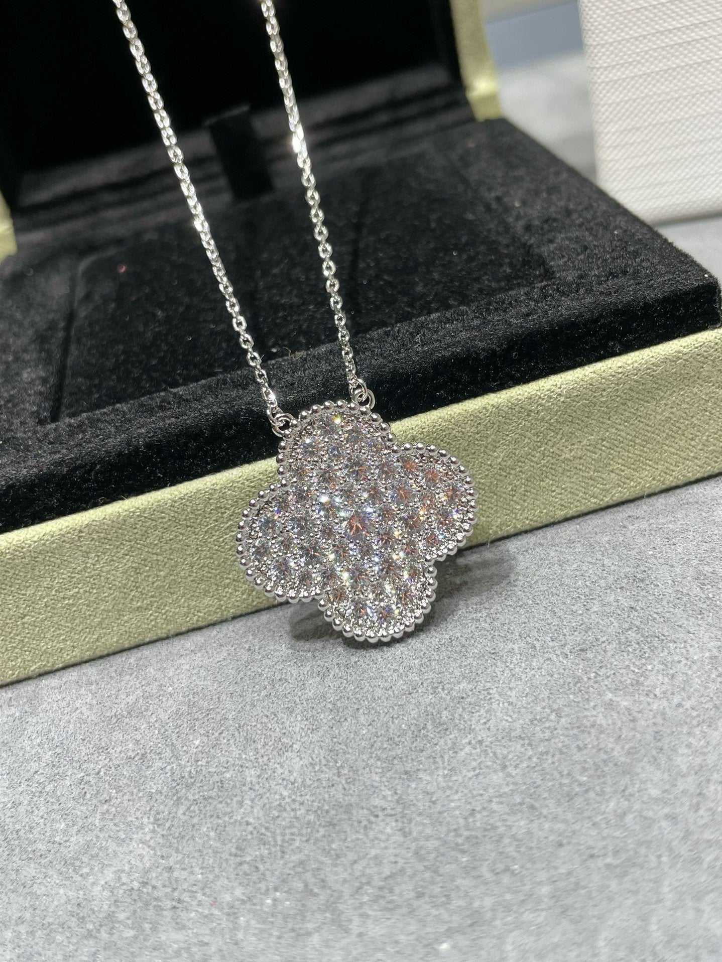 [BloomBling]CLOVER 25MM LARGE PENDANT DIAMOND PAVED SILVER NECKLACE