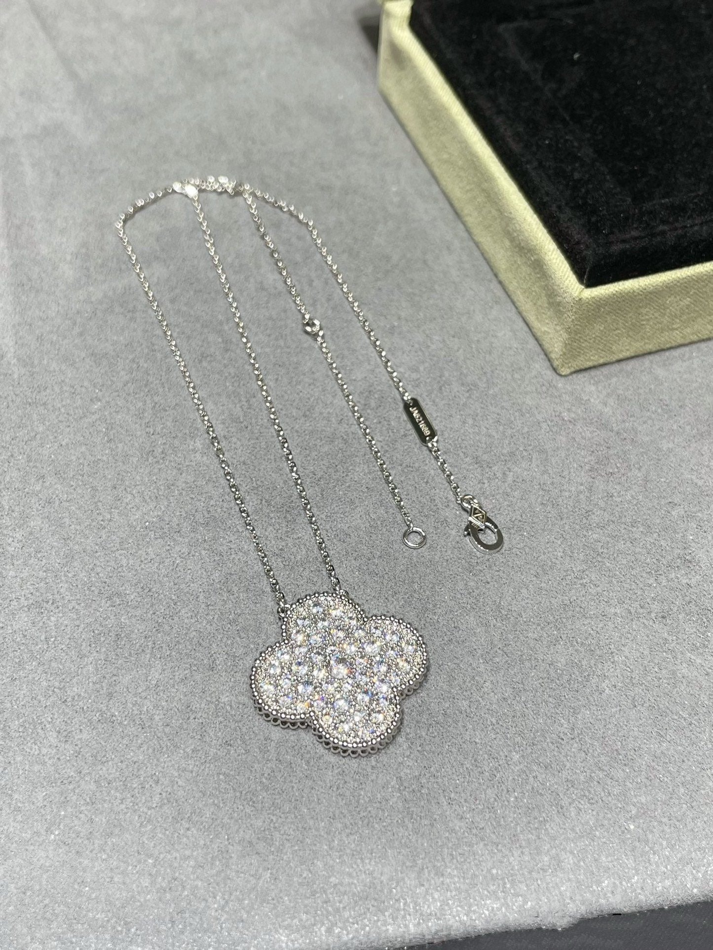 [BloomBling]CLOVER 25MM LARGE PENDANT DIAMOND PAVED SILVER NECKLACE