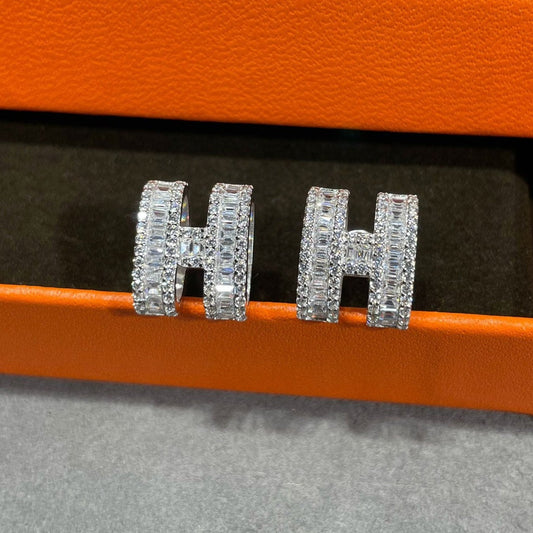 [BloomBling]H STUD EARRINGS WITH SILVER DIAMONDS