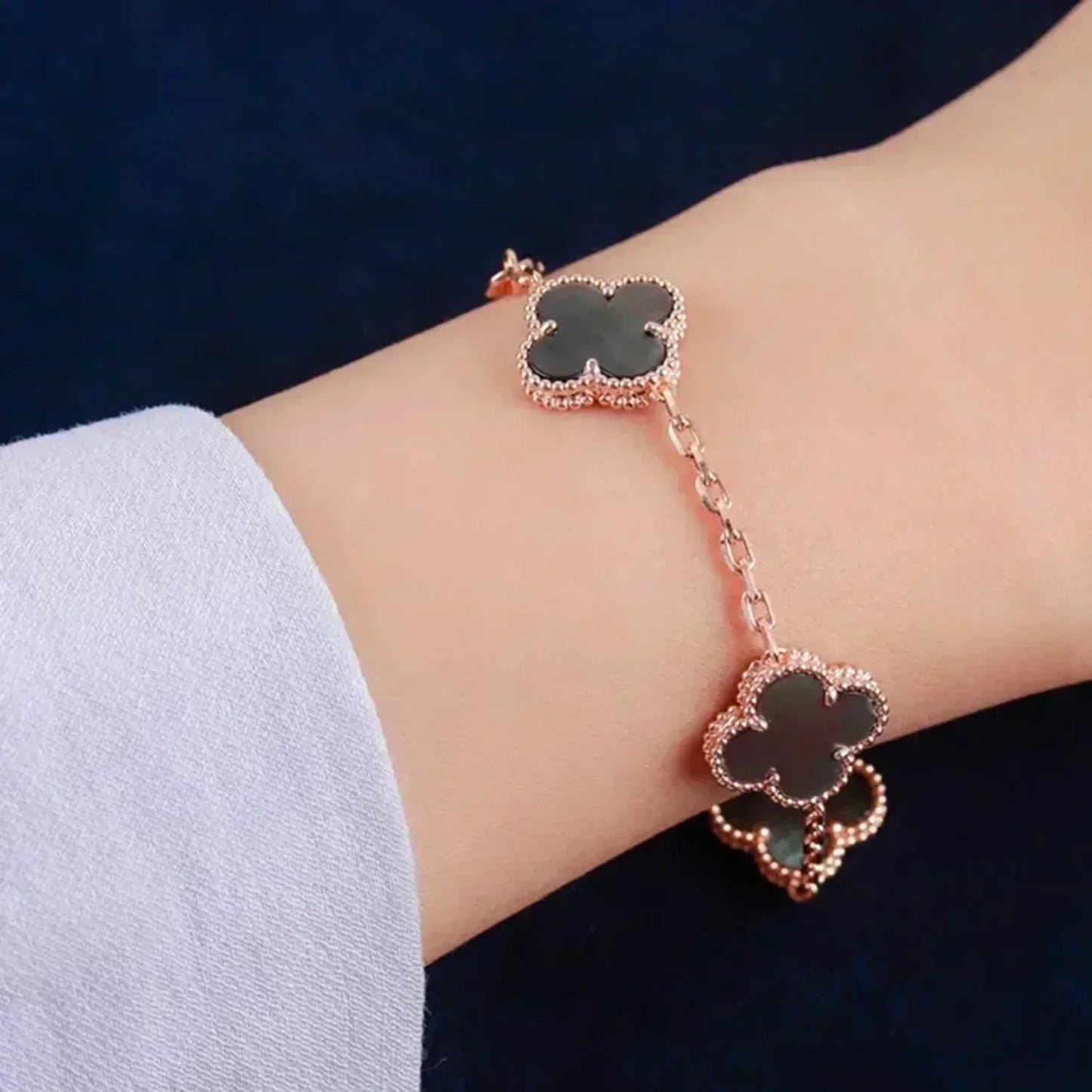 [BloomBling]CLOVER 5 MOTIF GRAY MOP  BRACELET